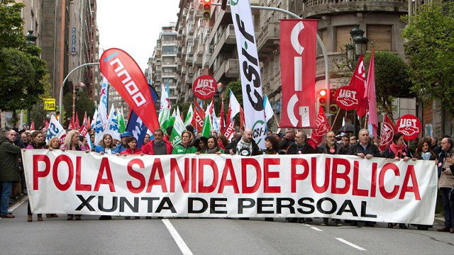 Cabeza de la manifestación convocada por la junta del personal del Chuvi, en Vigo. SALVADOR SAS (EFE)