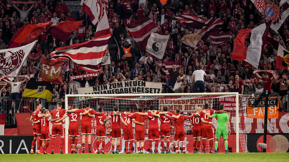 Los jugadores de Bayern celebran con los aficionados su pase a semifinales. LUKAS BARTH (EFE)