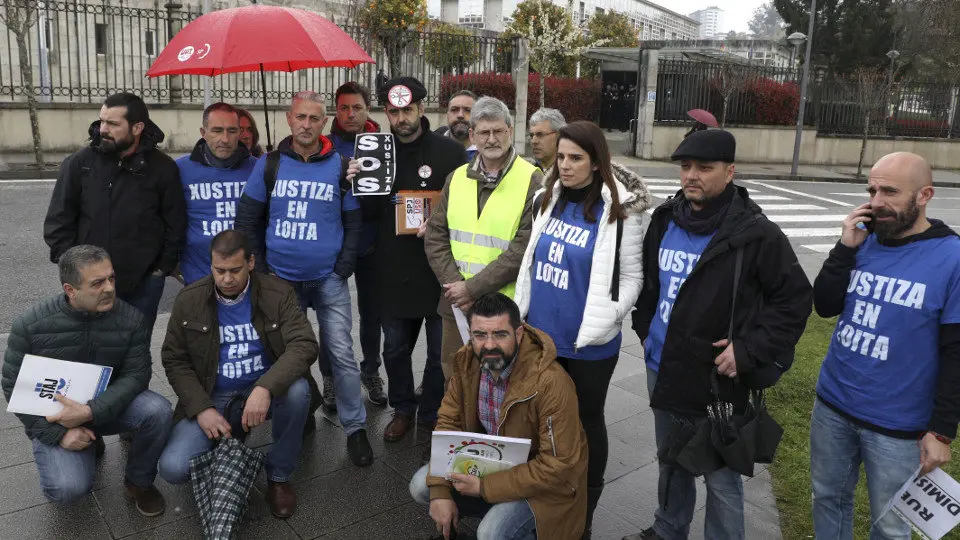 Representantes do comité de folga da administración de xustiza concentráronse ante a sede da Xunta. XOÁN REY (EFE)