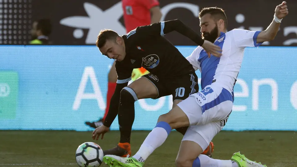 Iago Aspas trata de conducir el balón ante un jugador del Leganés.JAVIER LIZÓN (Efe)