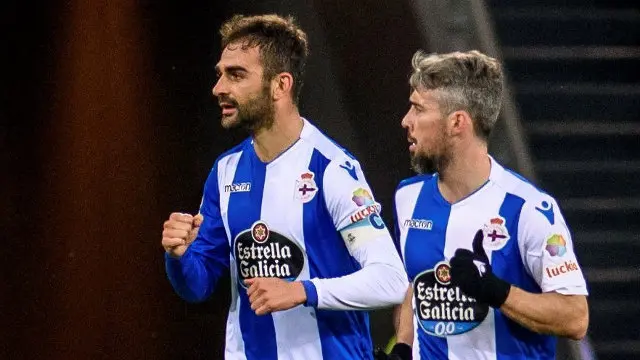 Adrián y Luisinho celebran uno de los goles del Deportivo.JAVIER ZORRILLA (EFE)