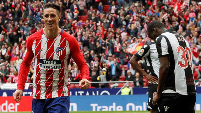 Torres celebra su gol 100 con el Atlético. FERNANDO ALVARADO