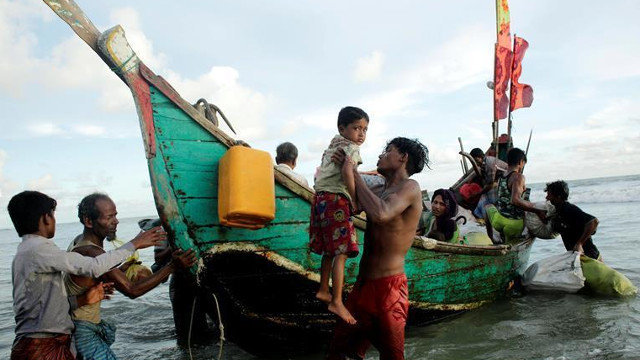 Refugiados rohinyás cruzan la frontera hacia Bangladés. EFE