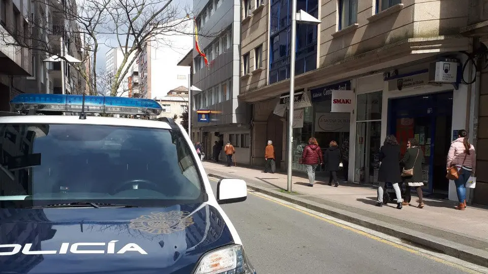 Imagen de la comisaría de Pontevedra, donde hay familiares de los detenidos. V.M