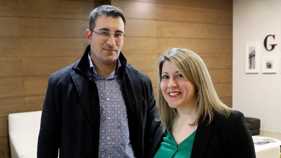 Carmen Santos, acompañada por el exdiputado Juan Merlo. XOÁN REY (EFE)