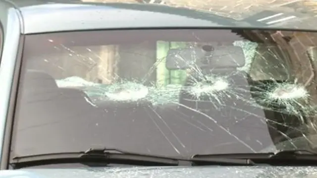 Así quedó el coche de la víctima tras recibir varios disparos de escopeta. TVG