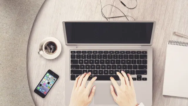 Móvil y ordenador portátil.