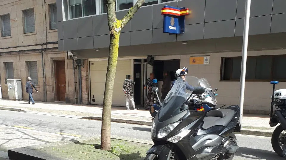 Familiares dos detidos ás portas da Comisaría de Pontevedra. DP