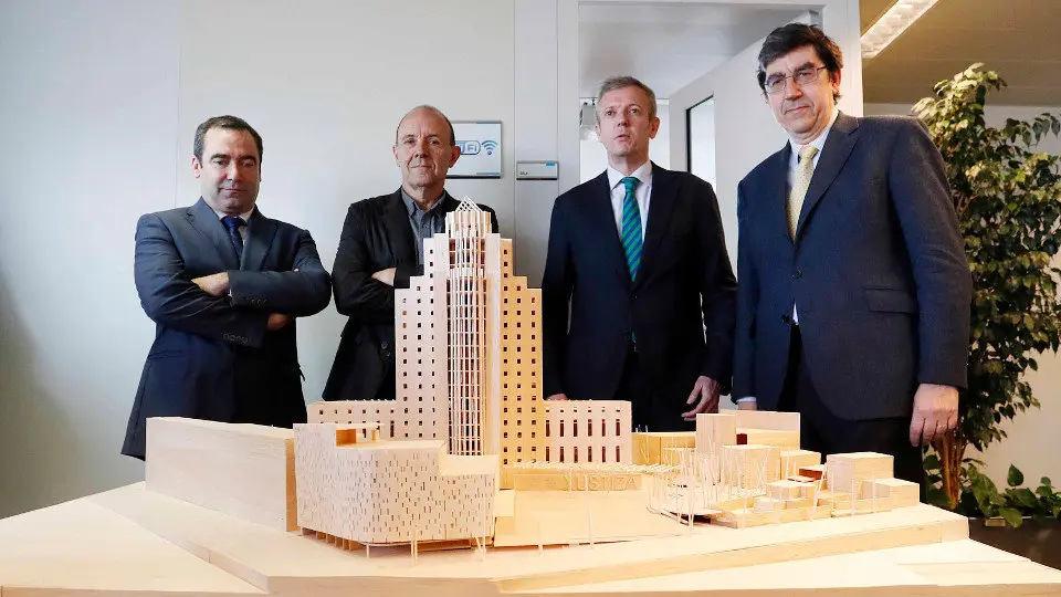 O vicepresidente da Xunta, Alfonso Rueda, acompa&ntilde;ado polo director da obra e o arquitecto Alfonso Penela, durante a presentaci&oacute;n da segunda fase da Cidade da Xustiza de Vigo. XUNTA DE GALICIA