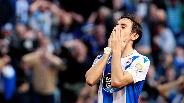O centrocampista do Deportivo Pedro Mosquera laméntase durante o partido ante o Sevilla. CABALAR (EFE)