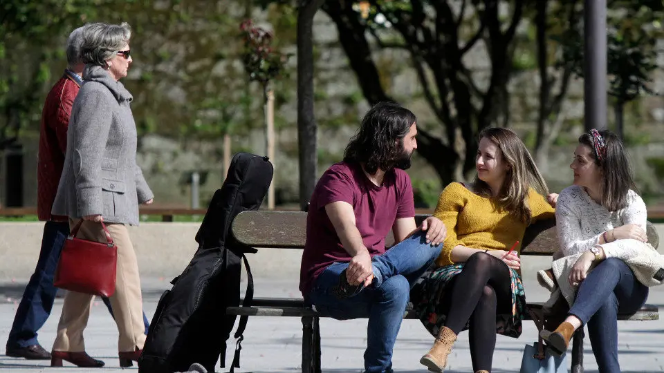 Varias personas disfrutando de la jornada soleada este martes en Pontevedra. RAFA FARIÑA