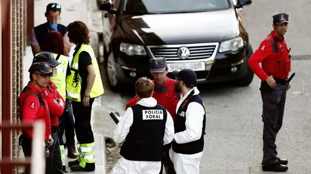 Efectivos policiales en las inmediaciones del lugar en el que aparecieron sin vida un matrimonio y su hijo en Olite. JESÚS DIGES