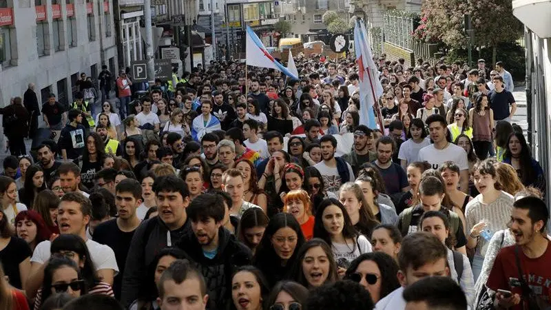 Manifestación en Santiago pola educación. LAVANDEIRA JR. (EFE)