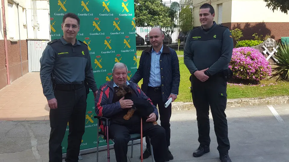 Entrega de Duque ao veciño de Mondariz. GARDA CIVIL