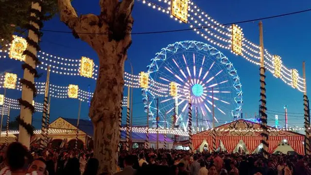 Atardecer en la Feria de Abril.JUAN DE LARA (EFE)