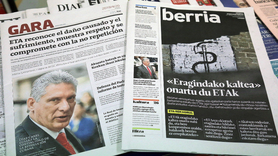 Portadas de los periódicos Gara y Berria, donde se publicó el comunicado de Eta. GORKA ESTRADA (EFE)