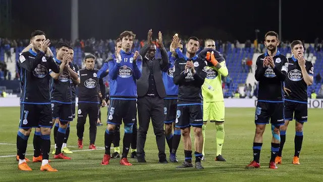 Jugadores y cuerpo técnico del Deportivo celebran el empate. J.P.GANDUL (EFE)