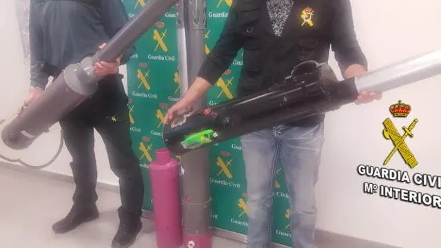 Armas prohibidas de fabricación artesanal elaboradas por un veciño de Vigo. GUARDIA CIVIL