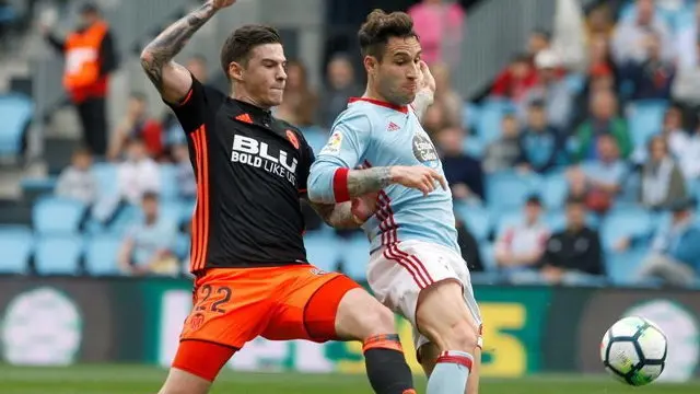 O defensa do Celta Hugo Mallo pelexa un balón co dianteiro Santi Mina. SALVADOR SAS