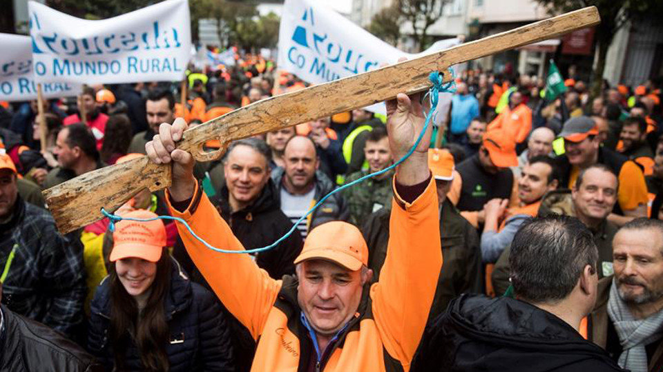 Un cazador muestra una escopeta de madera en la manifestación de Santiago. ÓSCAR CORRAL