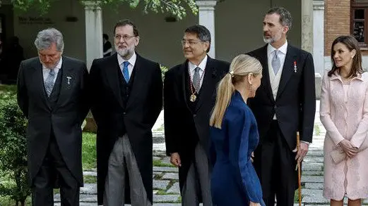 Cristina Cifuentes camina para posar junto a los Reyes Felipe y Letizia, el ministro de Educación, el presidente del Gobierno, el escritor nicaragüense Javier Ramírez  y su esposa Gertrudis Guerrero. EMILIO NARANJO