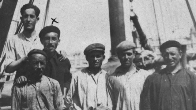 Manuel Antonio, cos seus compañeiros no mar.