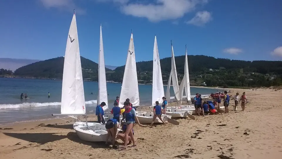 Mozos nunha actividade de vela durante un campamento o pasado verán. EP