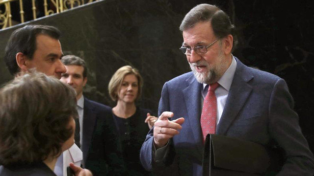 El presidente del gobierno Mariano Rajoy, la vicepresidenta del gobierno Soraya Sáenz de Santamaría, y la ministra de Defensa María Dolores de Cospedal, este jueves. ZIPI (EFE)
