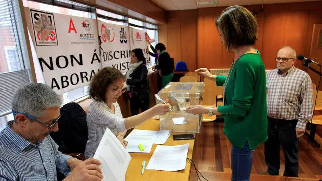 Votación de los funcionarios de Xustiza en Ferrol. KIKO DELGADO
