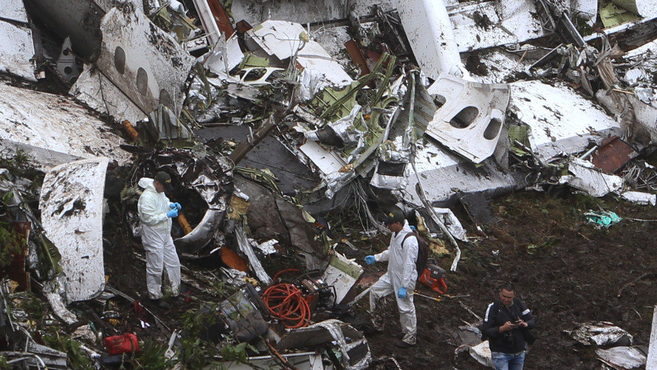 Estado del avión en el que viajaba el Chapecoense tras el accidente. LUIS EDUARDO NORIEGA (EFE)