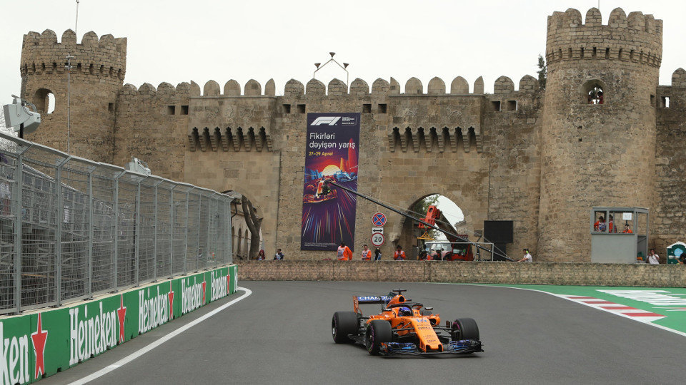 Fernando Alonso, en el circuito de Bakú. ZURAB KURTSIKIDZE (EFE)