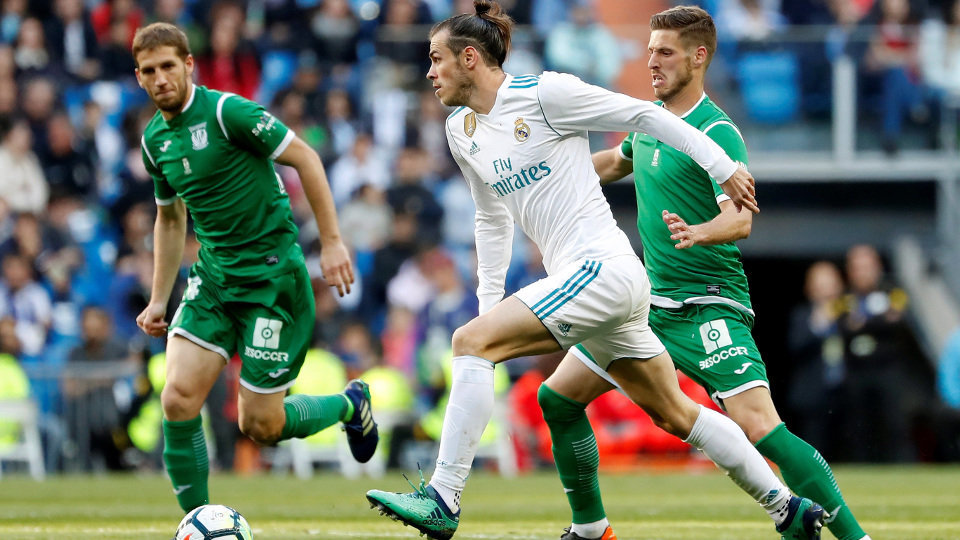 Bale conduce el balón ante los jugadores del Leganés. EFE