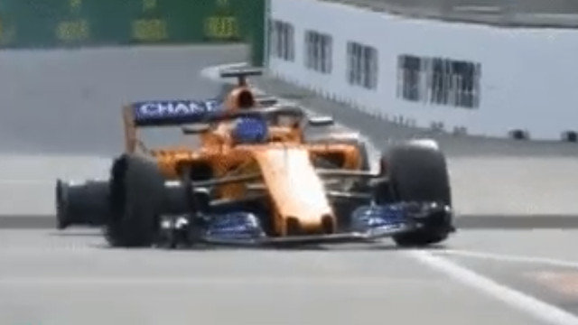 Alonso vuelve a boxes después de sufrir el percance. MOVISTAR