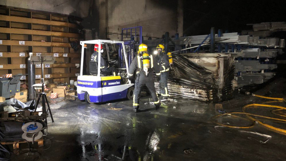 Incendio en una nave de Vilagarcía. @pro_bomb