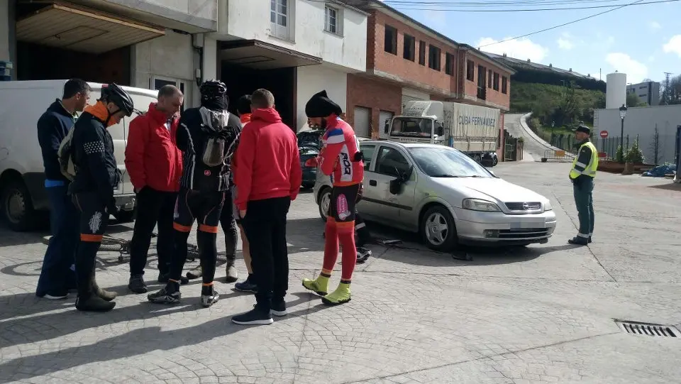 Los compañeros del ciclista atropellado esperan noticias sobre su estado de salud.EP