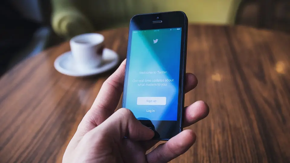 Un usuario de Twitter accede a la plataforma.EP