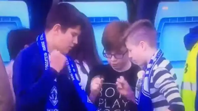Los niños jugándose la camiseta. CAPTURA DEL VÍDEO