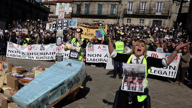Manifestación de funcionarios de Xustiza, o pasado mes de febreiro en Santiago. XOÁN REY (EFE)