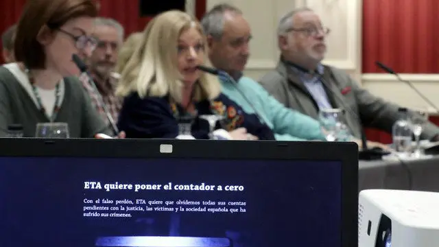  La presidenta de Covite, Maite Pagazaurtundua, Fernando Sabater y el padre de Ignacio Echeverría. JUAN HERRERO