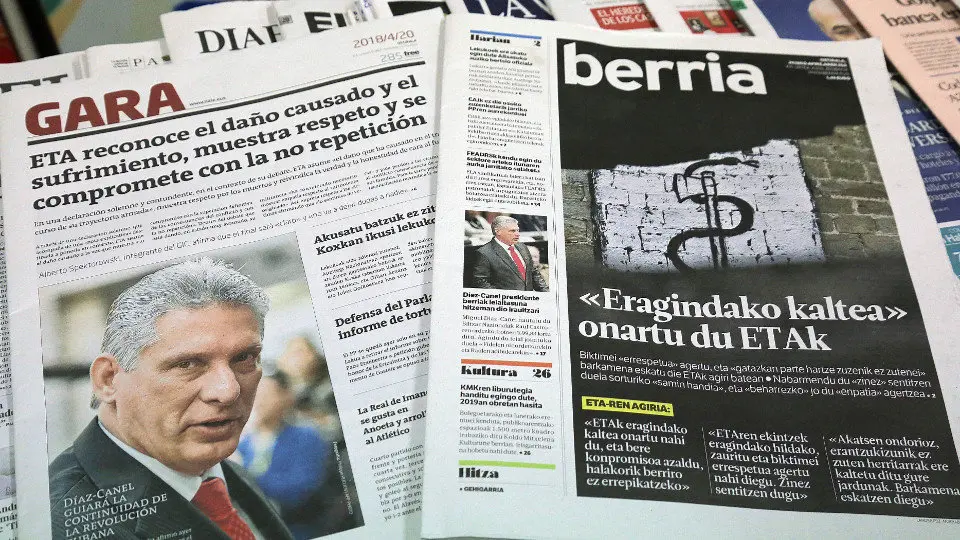 Portadas del 20 de abril, cuando Eta reconoció el daño causado. EFE