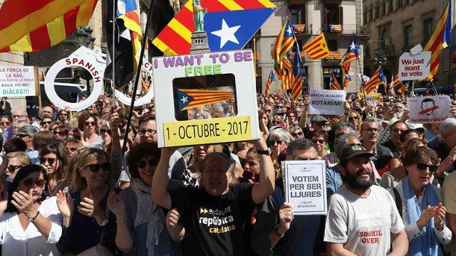 Simpatizantes independentistas déronse cita na Plaça de Sant Jaume para apoiar o 1-O. ARQUIVO