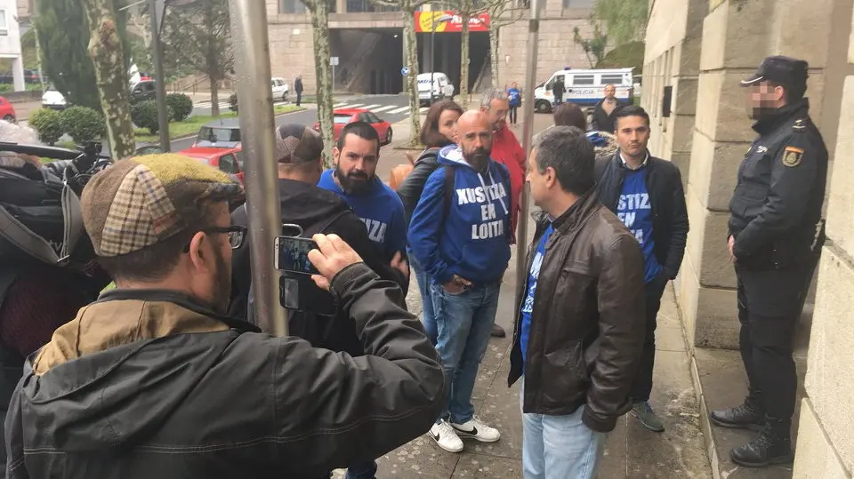 Representantes de los sindicatos de Xustiza, a las puertas de la Egap. TWITTER