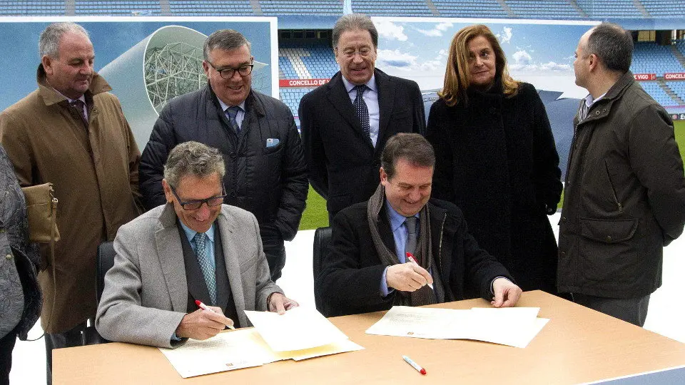 Mouriño, Caballero y detrás del alcalde, Rosendo. EFE