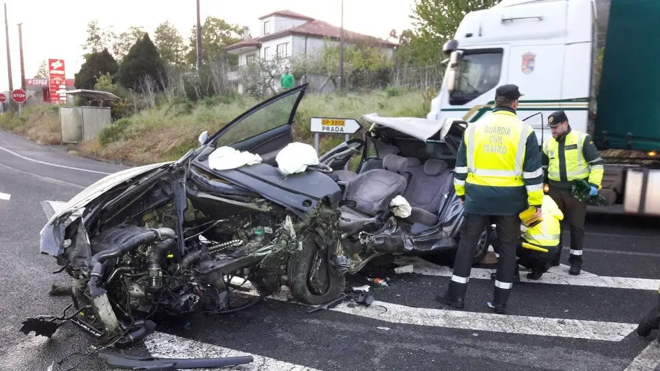 Estado no que quedou un dos vehículos do accidente mortal de Padrón, na N-550. GARDA CIVIL
