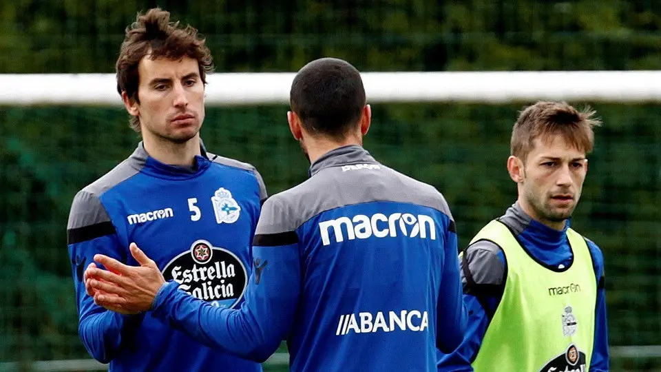 Pedro Mosquera se saluda con Florin Andone Fede Cartabia. CABALAR (Efe)