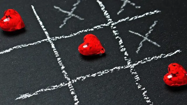 Tres en raya con corazones. EP