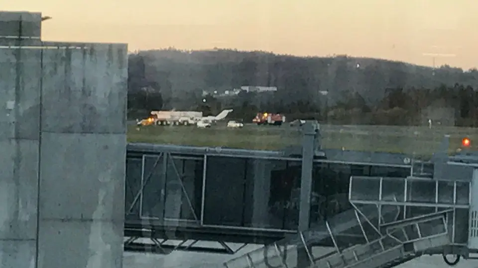 El avión del incidente, al fondo. EP