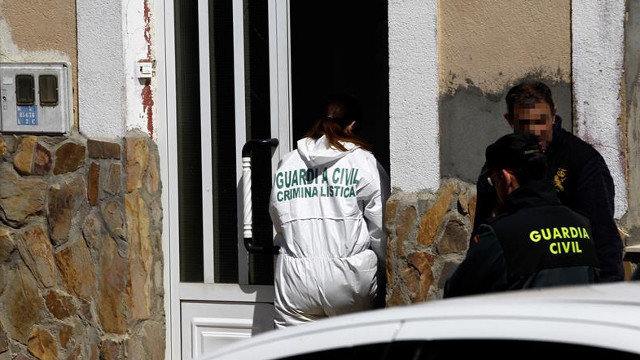 La Guardia Civil investiga en una casa de Castrogonzalo (Zamora).  MARIAM A. MONTESINOS (EFE)