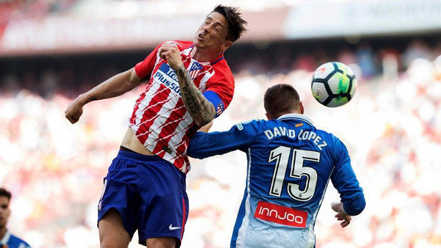 Torres pelea un balón con David López. RODRIGO JIMÉNEZ (EFE)