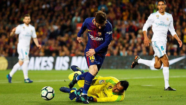 Keylor Navas arrebata el balón a Messi. ALEJANDRO GARCÍA (EFE)